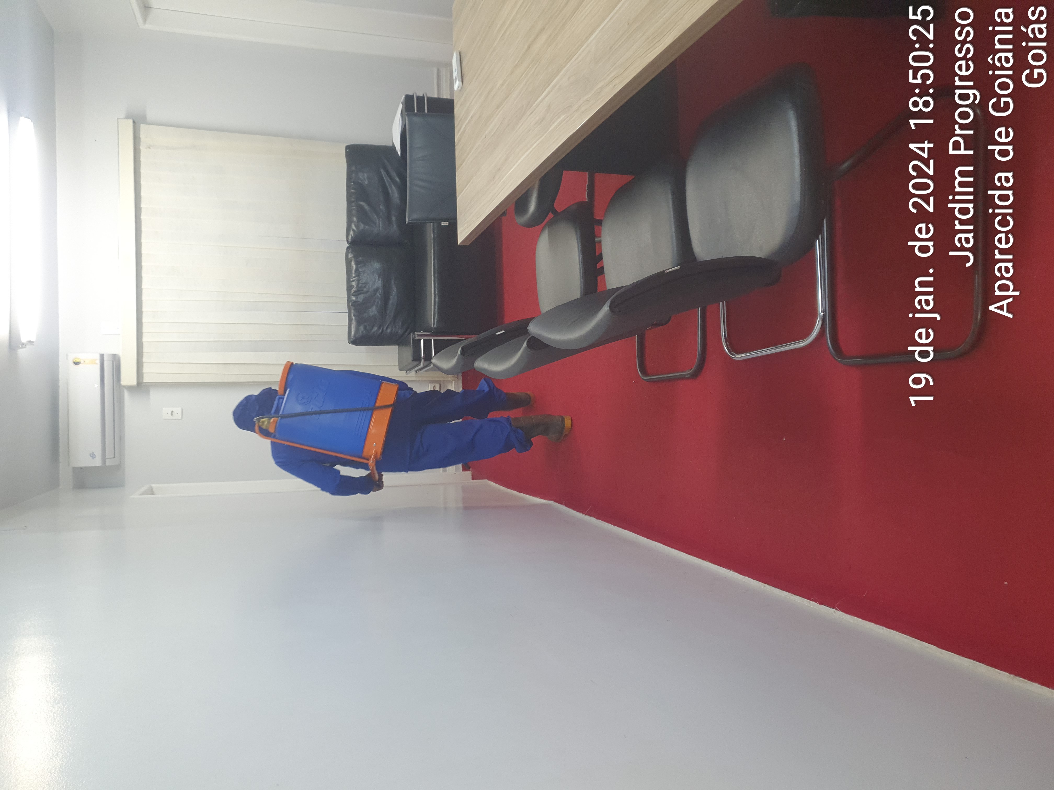 Profissional realizando dedetização em ambiente interno